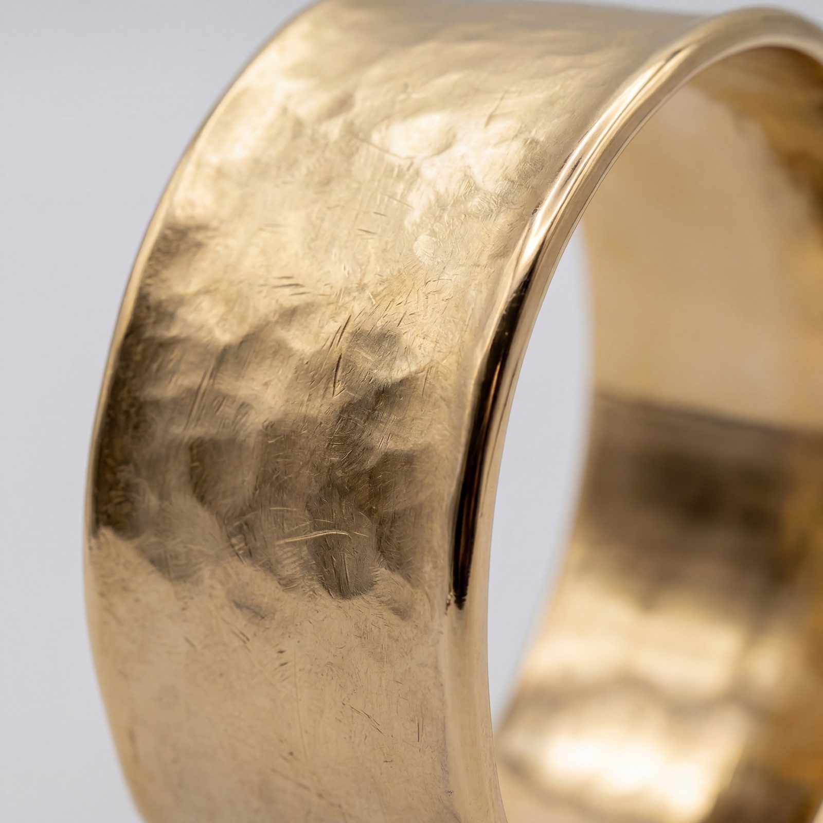 Gold bracelet — macro detail