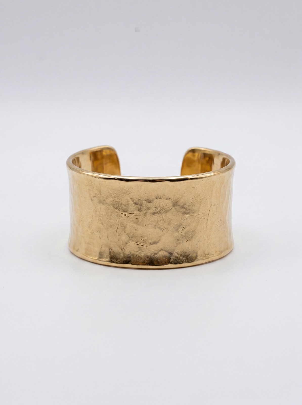 Gold bracelet packshot