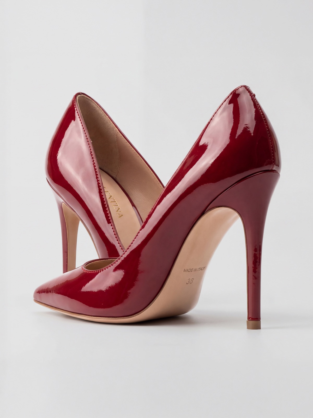 Red pump — packshot